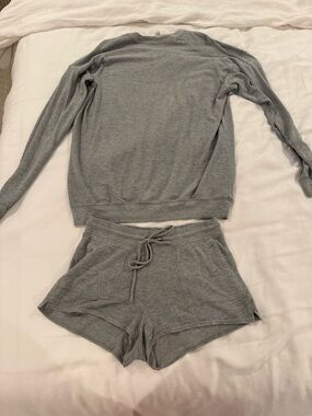 ALO Yoga Heather Gray Long-Sleeve Top & Drawstring Shorts Lounge Set